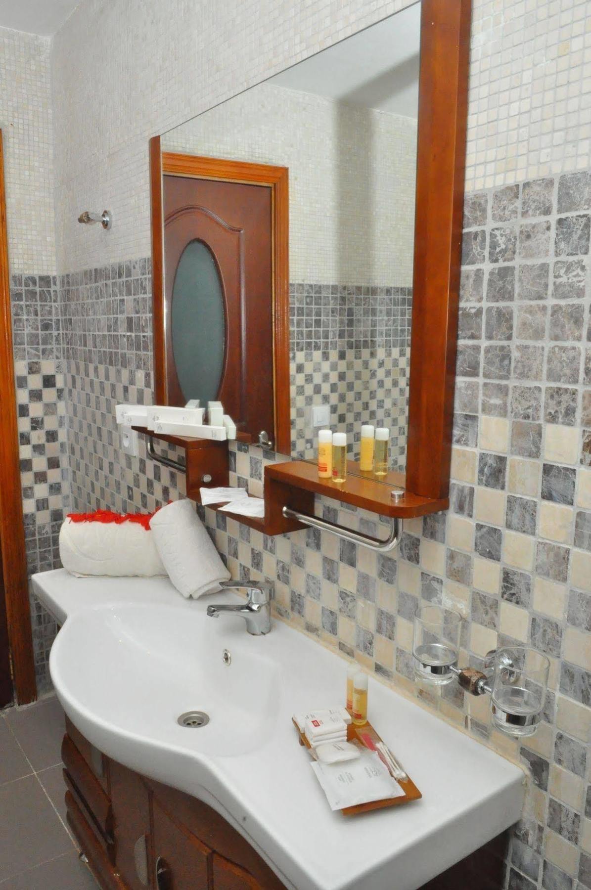 Riviera Royal Hotel Conakry Eksteriør billede